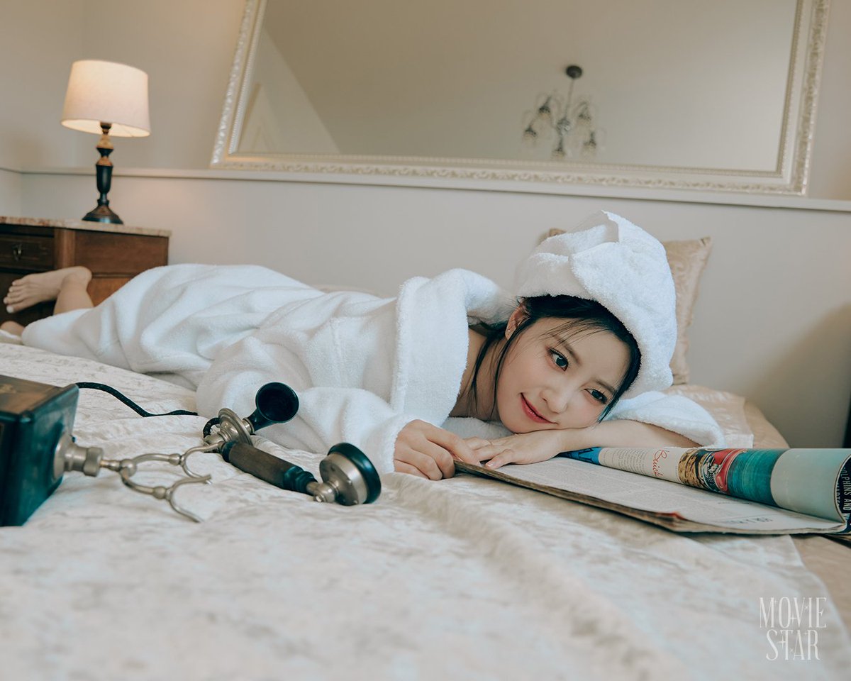 antennamusic's tweet photo. #미주 

미주 싱글 앨범 [Movie Star]
MIJOO 1st Single Album [Movie Star]

🎬 Concept Photo - Classic Ver.

2023. 05. 17. 6PM Release
@LeeMiJoo 

#MIJOO
#MovieStar
#20230517_6PM https://t.co/nLdjrCluSR