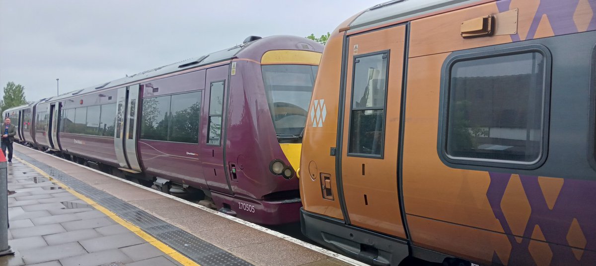 NotYOLOSmh's tweet image. Class 172 ✅️
WMR 170 that are soon going to EMR ✅️

#Class170 #Class172 @WestMidRailway