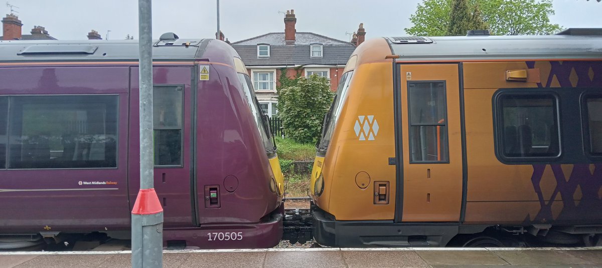 NotYOLOSmh's tweet image. Class 172 ✅️
WMR 170 that are soon going to EMR ✅️

#Class170 #Class172 @WestMidRailway