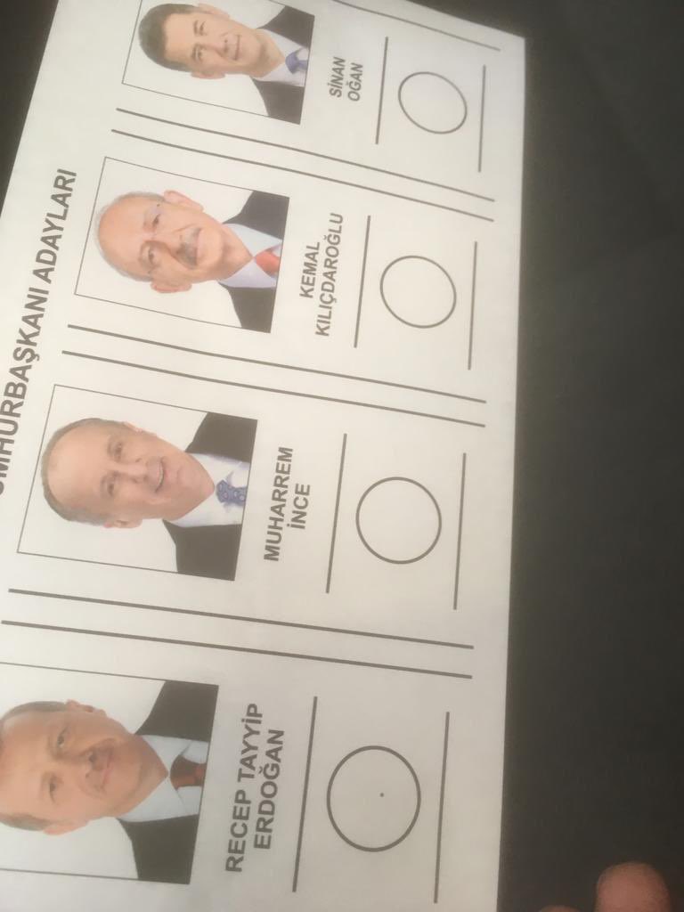 berna lacin🌟 (@bernalacin35_5) on Twitter photo Pusulada , Sn. Erdoğan’ın dairesinde bir küçük nokta var. Ona mühür basıldığında sorun olmaz çünkü görülmeyecek . 
Bir başkasına oy verildiğinde , iki yerde görülüp , geçersiz sayılır mı? (Hollanda’dan bir müşahitten geldi bu) 
Not: Pusulalar bu şekilde gitmiş, tek değil Pusulada , Sn. Erdoğan’ın dairesinde bir küçük nokta var. Ona mühür basıldığında sorun olmaz çünkü görülmeyecek . 
Bir başkasına oy verildiğinde , iki yerde görülüp , geçersiz sayılır mı? (Hollanda’dan bir müşahitten geldi bu) 
Not: Pusulalar bu şekilde gitmiş, tek değil