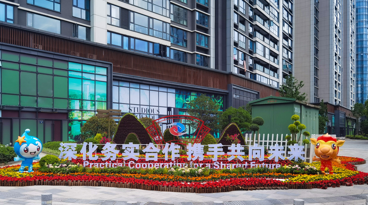 InsightNingbo's tweet photo. #Ningbo has been gearing up for the 3rd China-CEEC Expo, with citywide floral displays inspired by the expo’s theme. #CEECinNingbo #ChinaCEEC https://t.co/xlQ7blqUNv