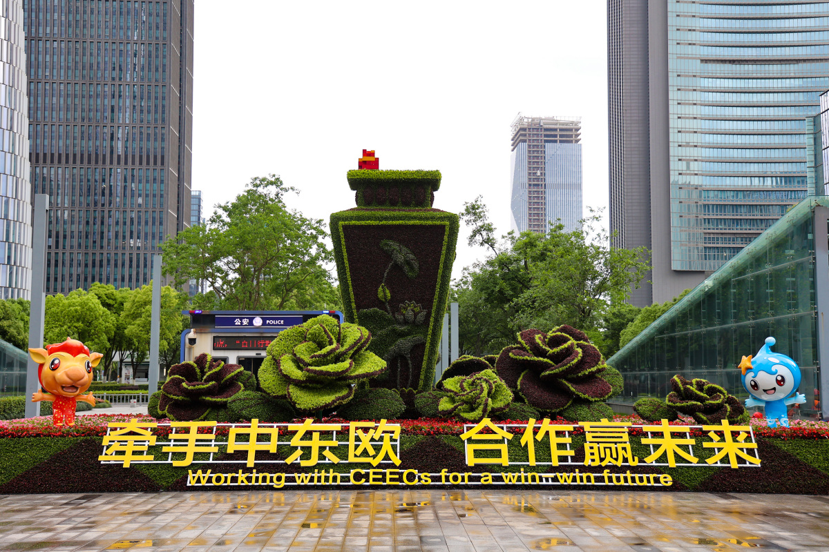 InsightNingbo's tweet photo. #Ningbo has been gearing up for the 3rd China-CEEC Expo, with citywide floral displays inspired by the expo’s theme. #CEECinNingbo #ChinaCEEC https://t.co/xlQ7blqUNv