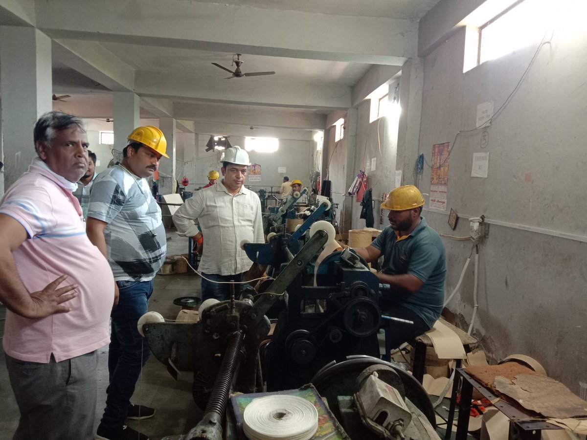 Pradeep76561321's tweet photo. आज का०शाला हाथरस पर सहायक अभियंता महोदय अलीगढ़ द्वारा निरीक्षण किया गया जिसमे इन- लाइन कनेक्टर,लग,मरम्मत शुदा परिवर्तको मे कनेक्टर,ब्रिदर,आर्किंग हॉर्न puncing plate, गुणवत्ता,साफ- सफाई  फायर सेफ्टी हेतु समस्त बिंदुओं का निरीक्षण किया @dvvnlhq @e_aligarh @dvvnlhathras @MDDVVNL https://t.co/2IAGxLqKsZ