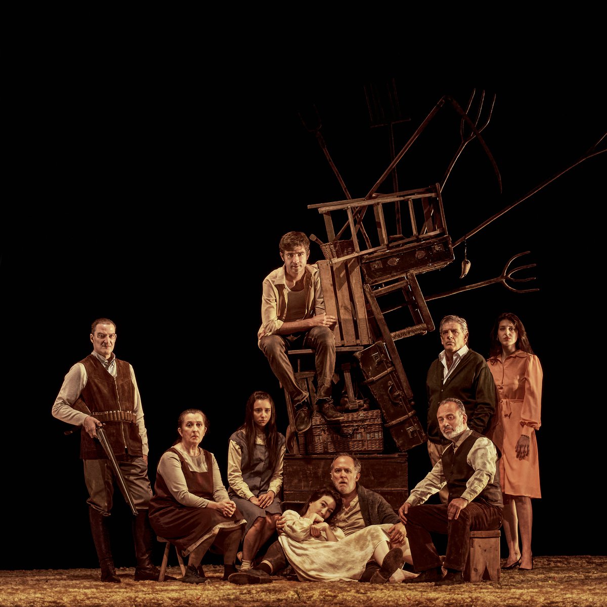 TeatroMAD's tweet photo. REVISTA TM 🗞- ‘Los santos inocentes’🕊🎭: La milana bonita de Miguel Delibes vuela alto sobre el escenario. La primera adaptación teatral llega hoy al @TeatroEspanol como broche final a una extensa gira. Un reportaje de @honeydarkangel👉https://t.co/IDWh0miARA https://t.co/6AADvWSdr2