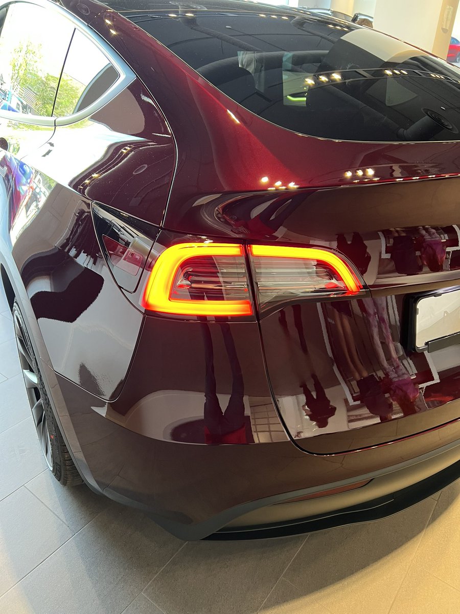 Model Y Midnight Cherry Red expuesto en el SC de Metalurgia en Barcelona. 
Demasiado oscuro para mi gusto, así y todo queda realmente bien.