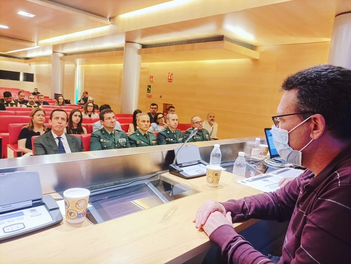 A_Toda_Vela's tweet photo. 👥 Miguel Martínez, de la Comandancia de la Guardia Civil Almería, hace entrega a A Toda Vela de un obsequio por su participación en la Jornada Delitos de Odio el pasado 26 de abril.
#Discapacidad
#VidasInclusivas
#Discapacidad
#innovacionsocial
#GuardiCivilAlmeria https://t.co/2G7lwbDk2w