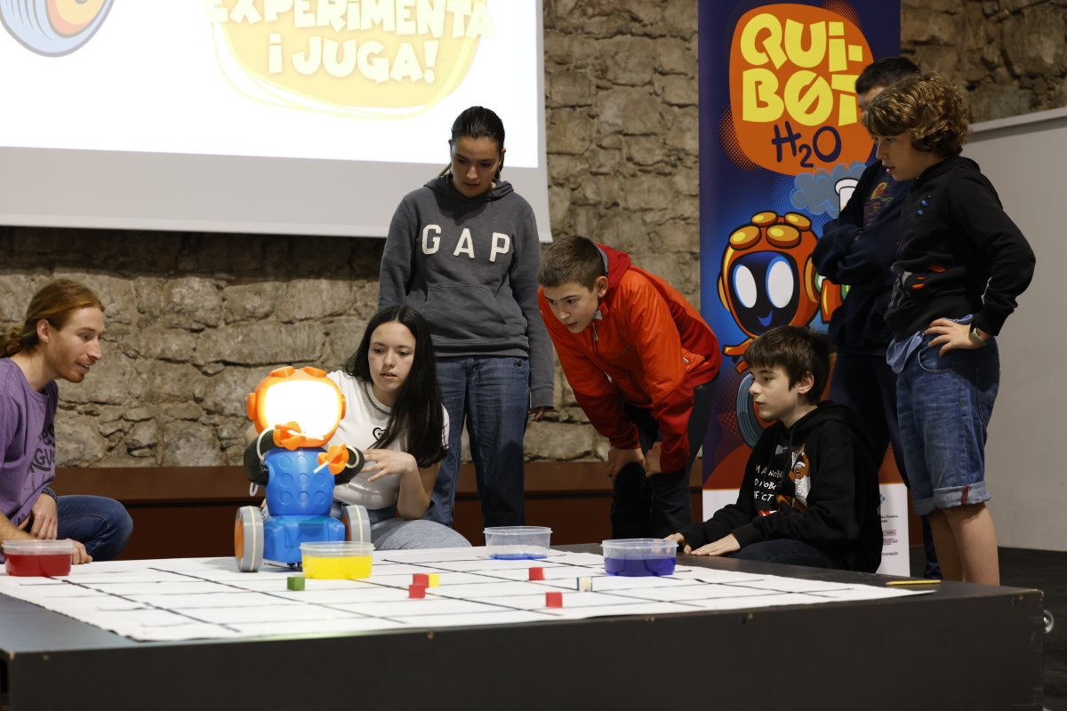 mtarresp's tweet photo. Està preparat el món perquè els robots del futur puguin prendre decisions? Els QuiBots que juguen fent experiments de química volen arribar a tots els nens i nenes a partir dels 3 anys. Necessitem el vostre suport per fer-ho possible @upcmanresa👇
https://t.co/V40zNcujvF https://t.co/XZWGmDotvy