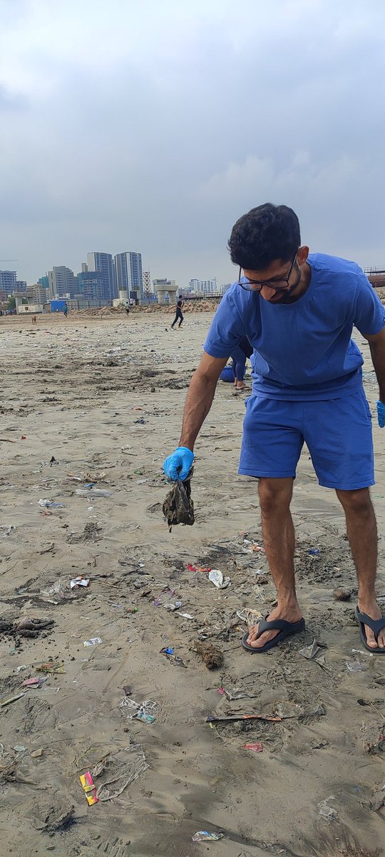 gullyclasses's tweet photo. This Sunday, Gully Classes Foundation with Sparking Wing organizes Juhu Cleanup Drive, joined by 36 volunteers at Juhu Koliwada. After the Cleanup, we organized activities for volunteers. 

#Cleanup #JuhuBeach #Mumbai #gcf4education #Gcf4environment #Education #GullyClasses https://t.co/a5x6sS5283