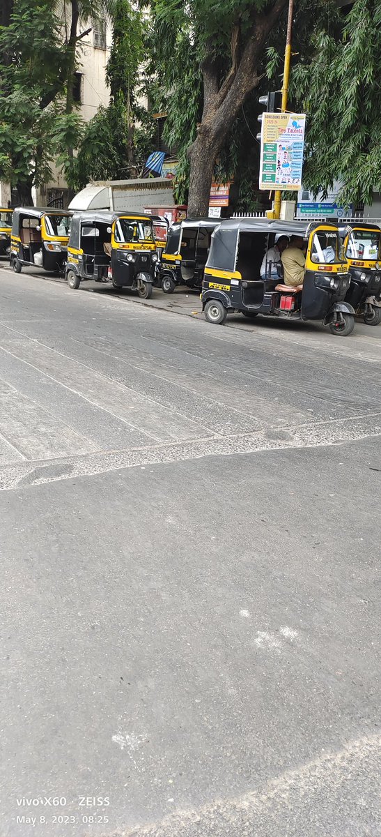 PIlka2401's tweet photo. Is Mumbai police not capable of streamlining auto drivers still they are parking the auto in two rows. https://t.co/btzyNR0rUD