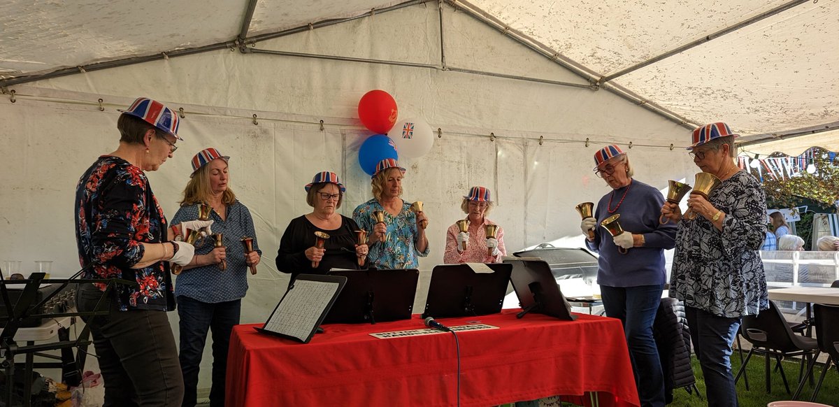 WaiLeeHo's tweet image. These ladies were slaying it on the bells! 🔥🤘
#CoronationBigLunch #Coronation #bellringer