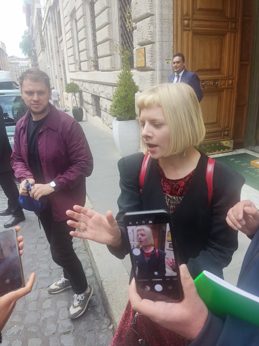 Rome, 03.05.2023
Meeting <a href="/AURORAmusic/">AURORA</a> for the first time ❤️

#AURORAmusic #aurora #thankfullness #firstmeet #music #love #Rome #1M2023