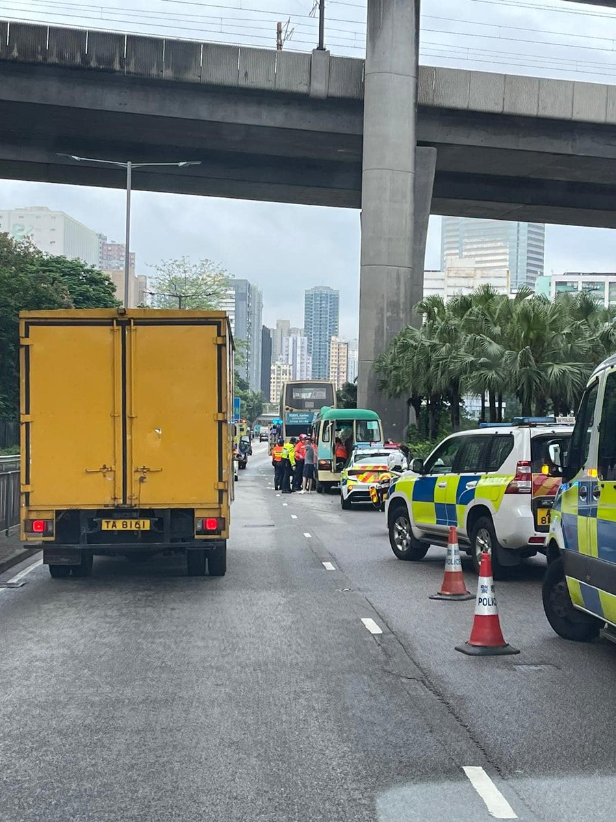 aaron-busch-on-twitter-kmb-bus-42a-collided-with-a-minibus-at