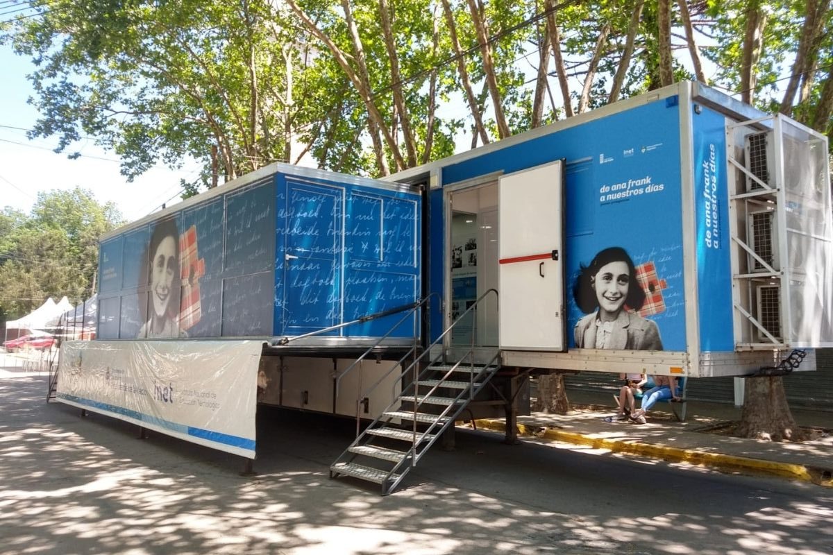elcivismo's tweet photo. El Museo Móvil de Ana Frank llega a la ciudad. https://t.co/rP85VMcWGP https://t.co/Yt6wxVevnE