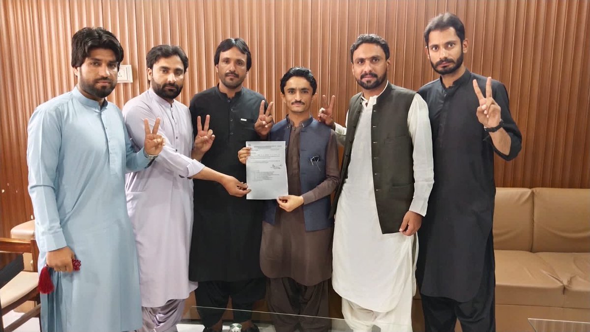 BSO_Pajjar_'s tweet photo. مارچ کے ماہ سے بند بلوچستان یونیورسٹی بی ایس او ( پجار ) اور بی ایس او کے کامریڈوں کے جہد و جہد کے بدولت آج کھول دیا گیا لہٰذا کل ۹ مئی سے کلاسز  اسٹارٹ ہونگے۔ https://t.co/KwszQDKvJG