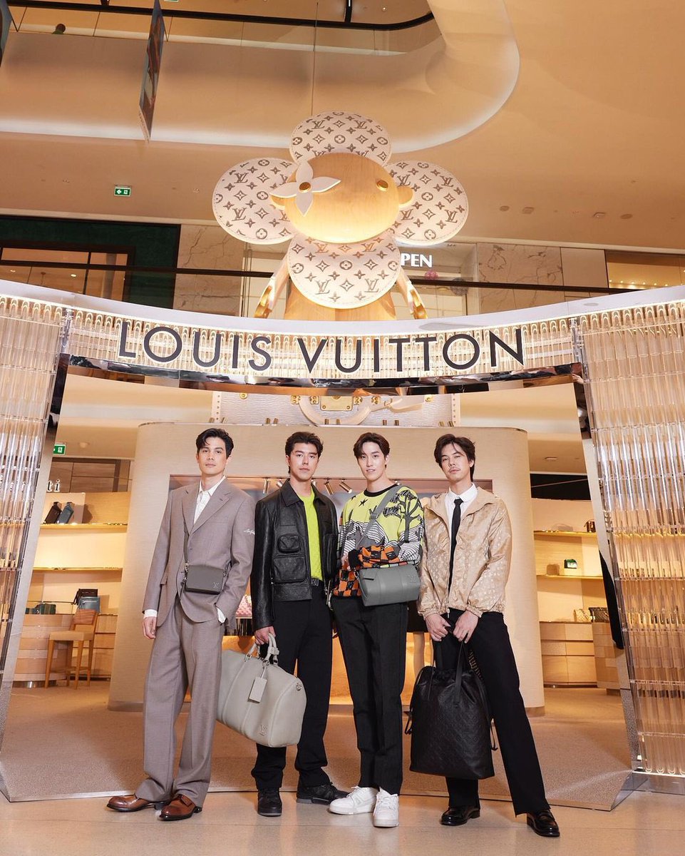Daffodi33277357's tweet photo. 🫠🫠@LeeThanapob @TNPLEEconnect 
#LVPopUpStore
#LouisVuitton 
#thanapob_lee #ต่อธนภพ 
#tnpleeconnect 
©️ellethailandofficial https://t.co/KQXGwsQ4Zi