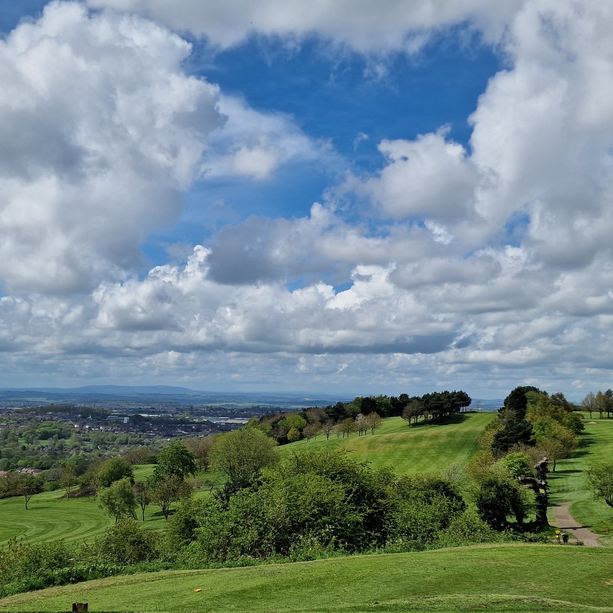 MidlandsGolfer's tweet photo. A pleasure on Friday to finally get some nice weather whilst in the vicinity to take a few shots at @dudleygolfclub with @Stewartmarsha11 . Views as good as anything around + the job the team are doing & community spirit around the club, awesome stuff 👌 👏👏👏👏 #govisit https://t.co/Pmz9rouwHY