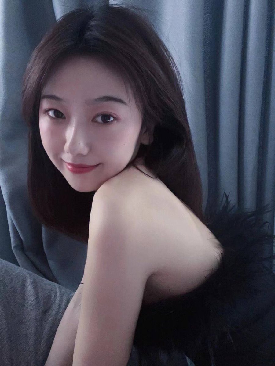 But046170's tweet photo. 很丑嘛？你们说，应该不丑吧，你们说是不是私信我😂😂 https://t.co/0wxMxTH68q