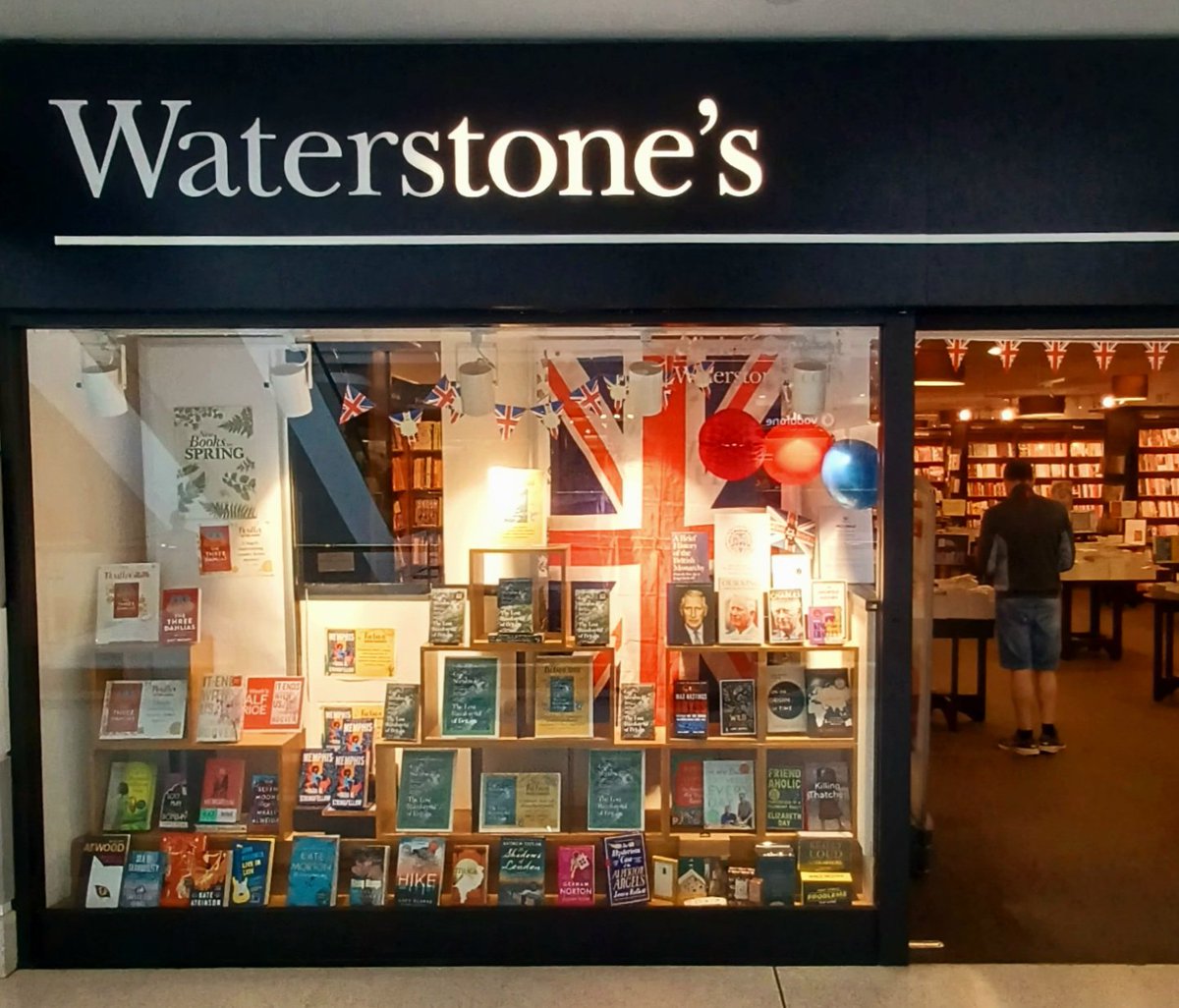 It's the Coronation 👑 Bank Holiday and we are open until 5pm today! 📚