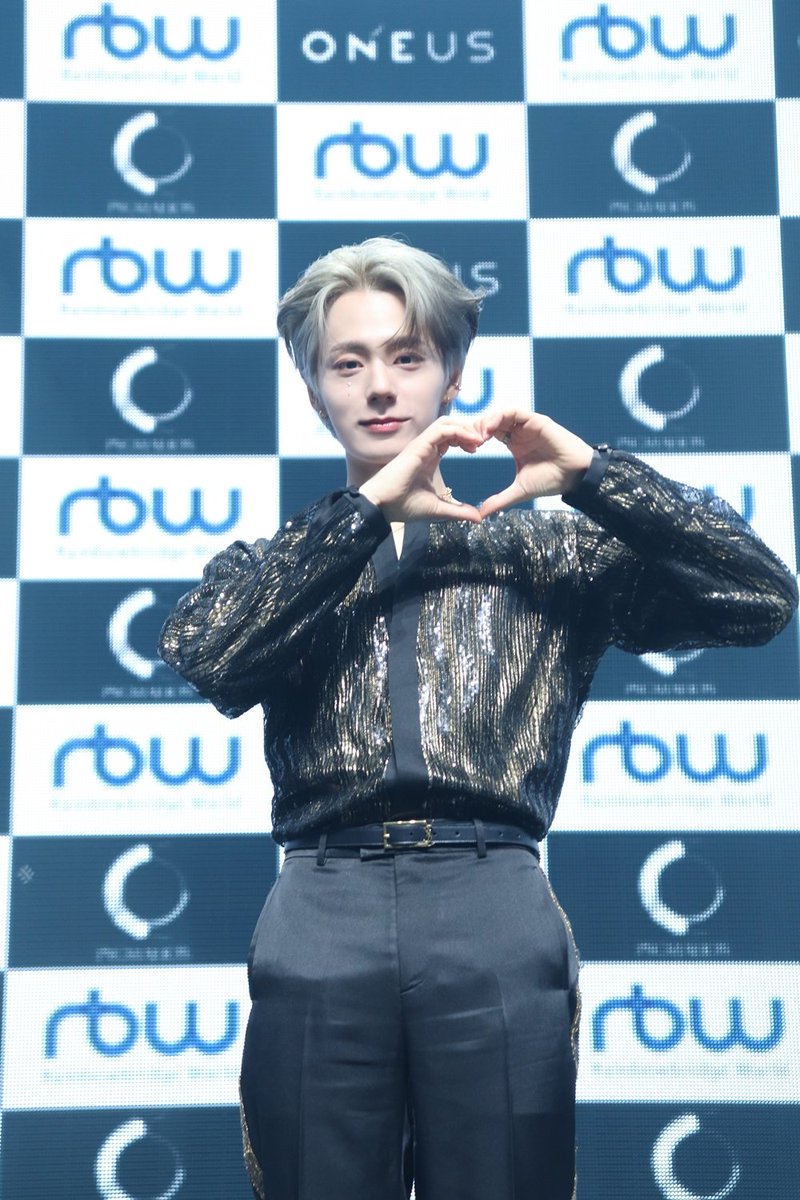 woongaIIery's tweet photo. 230508 | ONEUS 'PYGMALION' Media Showcase

#원어스 #환웅 #ONEUS #HWANWOONG https://t.co/fmMEDF1RLW