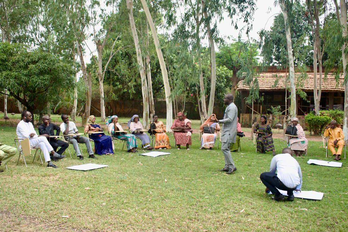 2/2 : Pendant l'atelier, les parties prenantes de la teinture artisanale et le <a href="/UNDPAccLabs/">UNDP Accelerator Labs</a>🇲🇱 ont mené des activités de réflexion et d’idéation.

Les besoins exprimés et les solutions permettront le renforcement socio-économique du secteur du textile au #Mali.