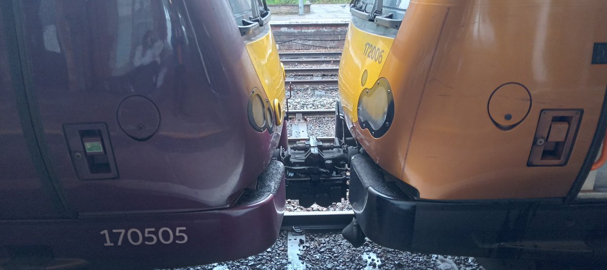 NotYOLOSmh's tweet image. More pics of 170505 and 172006

#Class170 #Class172 @WestMidRailway