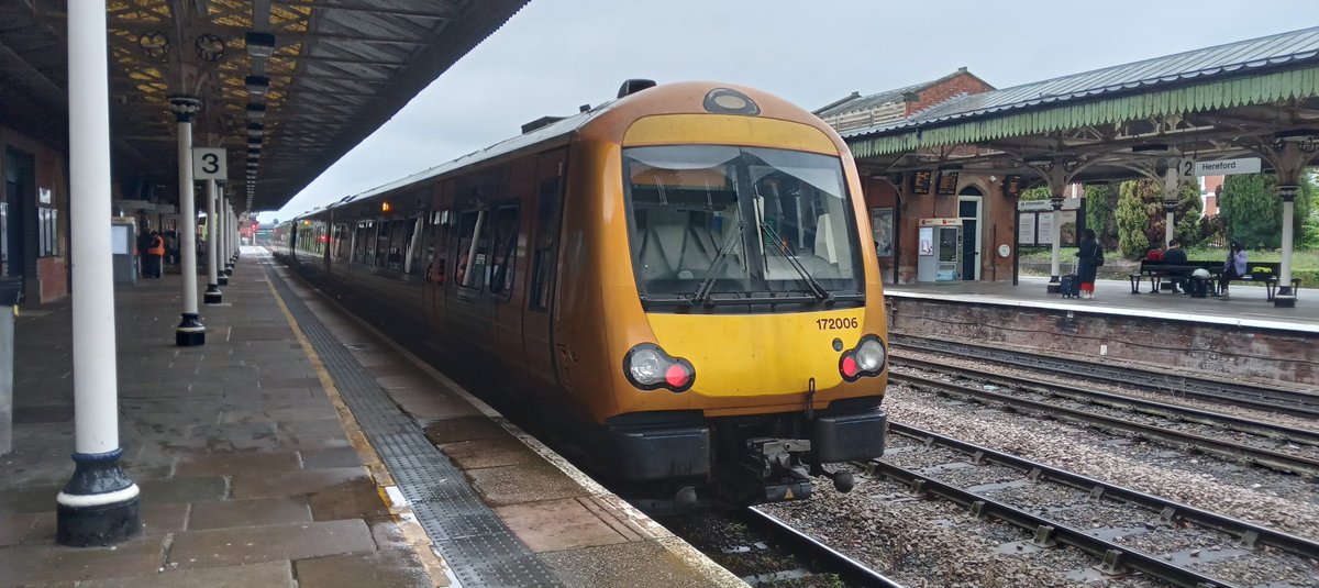NotYOLOSmh's tweet image. More pics of 170505 and 172006

#Class170 #Class172 @WestMidRailway