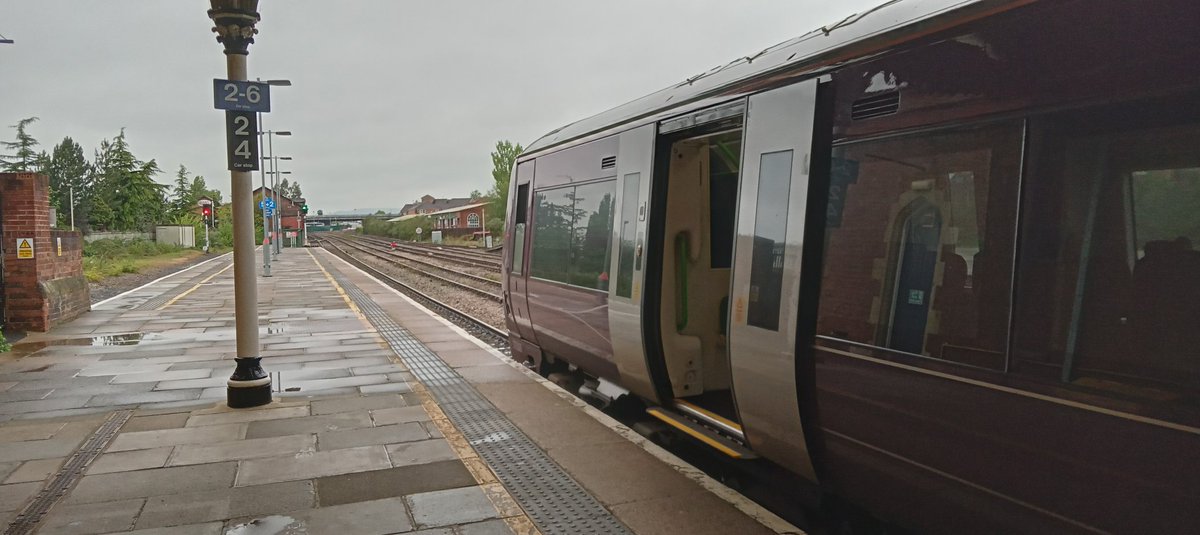 NotYOLOSmh's tweet image. More pics of 170505 and 172006

#Class170 #Class172 @WestMidRailway