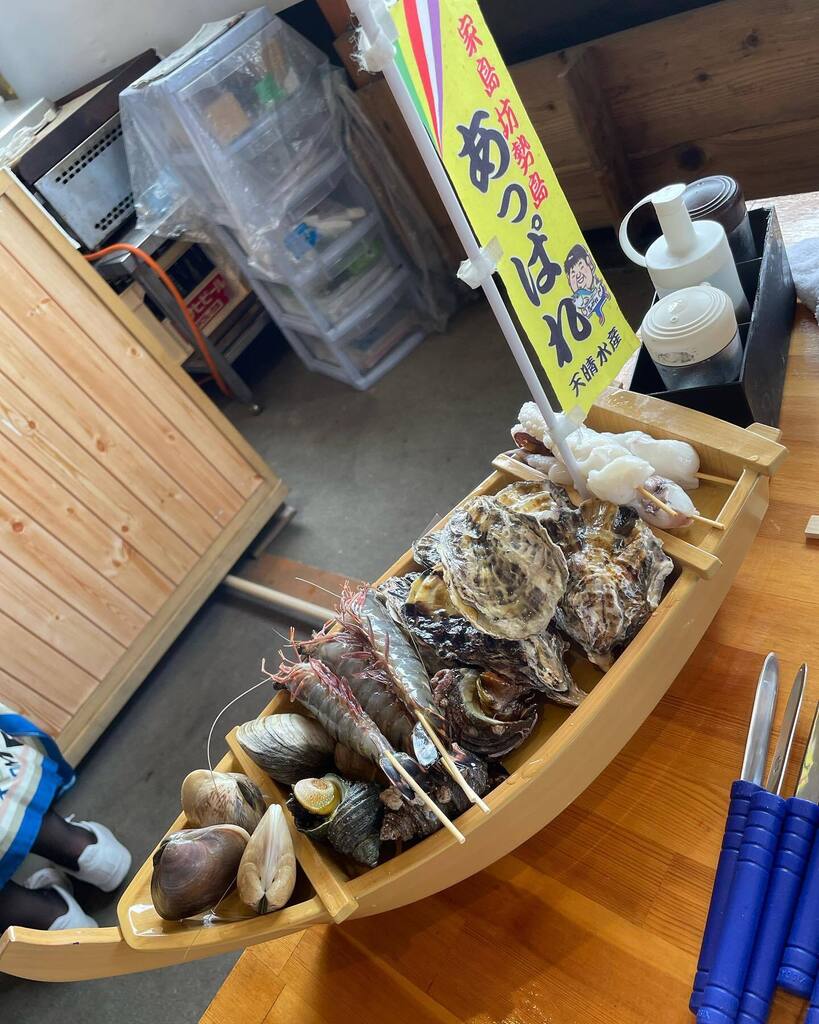 anchor315's tweet photo. ゴールデンウィークのクルージング部の集まり　今回は名古屋からの参加もあったけど生憎の天気でほとんどセーリングできませんでした　#妻鹿 の#天晴水産 で美味いもん食べて元気回復 https://t.co/jqwd8kxWXz