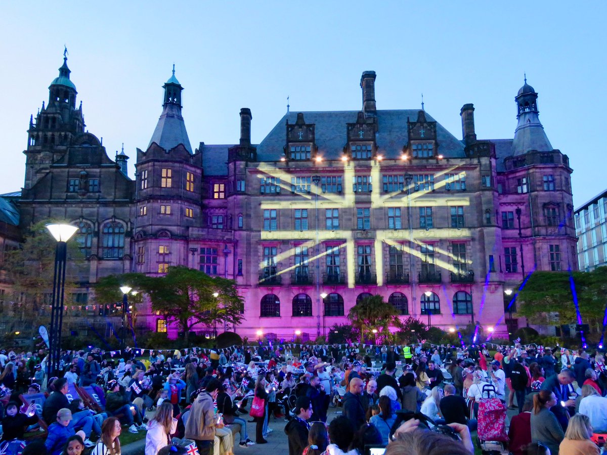 steelcitysnaps's tweet photo. The Peace Gardens during last night’s #LightUpTheNation by @BBCOne as part of the #CoronationConcert 🤩 @SheffCouncil @VisitSheffield #Coronation #Sheffield https://t.co/2g4fAdSpRu