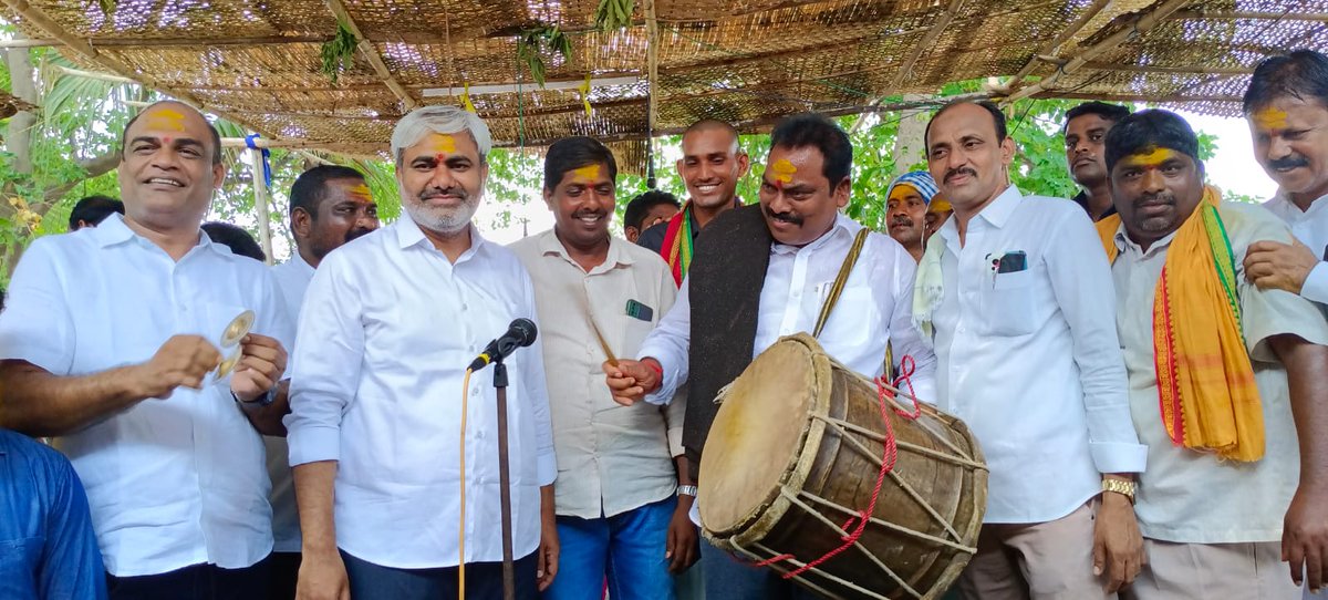 Ravishankar_BRS's tweet photo. చొప్పదండి నియోజకవర్గం
 
రామడుగు మండలం వెలిచాల గ్రామంలో శ్రీ బీరప్ప, కామరతి పట్నాల కార్యక్రమంలో పాల్గొనడం జరిగింది.
@KTRBRS 
@RaoKavitha 
@SantoshKumarBRS 
@SantoshKumarBRS 
@vinodboianpalli 
@ https://t.co/VPzSHa6SwA