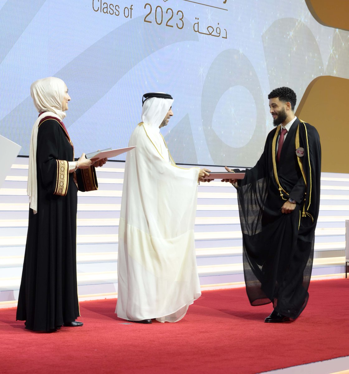 QatarUniversity's tweet photo. تم تخريج جميع خريجي الجامعة من حملة الدرجات العلمية (البكالوريوس، الدبلوم، الماجستير، والدكتوراه، والدكتور الصيدلاني)، ممن استكملوا متطلبات التخرج بنهاية الفصول الدراسية (صيف 2022، خريف 2022 - شتاء 2023 - ربيع 2023). وبلغت أعداد الخريجين البنين: 766 من إجمالي عدد خريجي هذه الدفعة البالغ عددها 3913 خريجًا وخريجة.

#حفل_تخريج_جامعة_قطر_2023