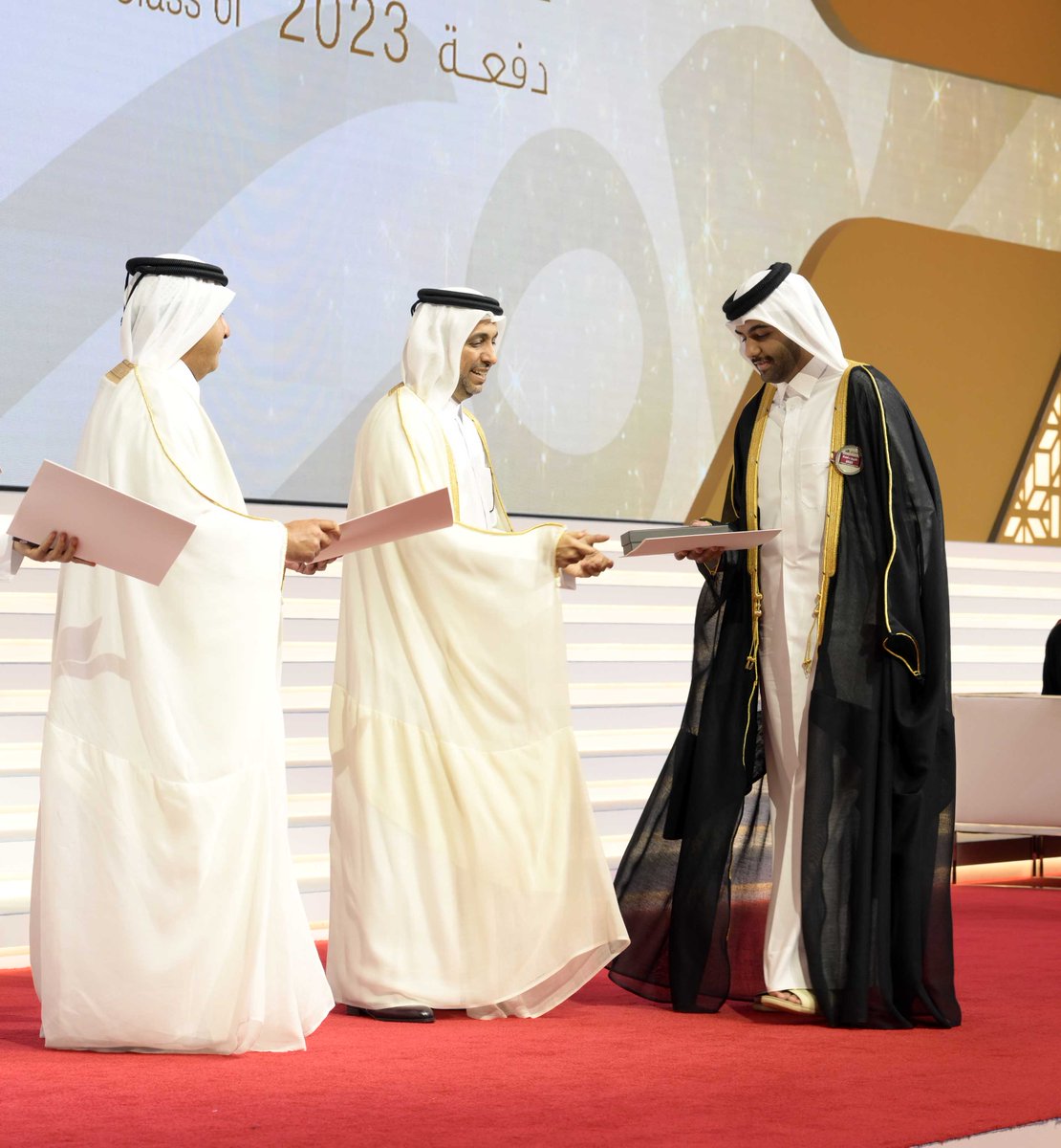 QatarUniversity's tweet photo. تم تخريج جميع خريجي الجامعة من حملة الدرجات العلمية (البكالوريوس، الدبلوم، الماجستير، والدكتوراه، والدكتور الصيدلاني)، ممن استكملوا متطلبات التخرج بنهاية الفصول الدراسية (صيف 2022، خريف 2022 - شتاء 2023 - ربيع 2023). وبلغت أعداد الخريجين البنين: 766 من إجمالي عدد خريجي هذه الدفعة البالغ عددها 3913 خريجًا وخريجة.

#حفل_تخريج_جامعة_قطر_2023
