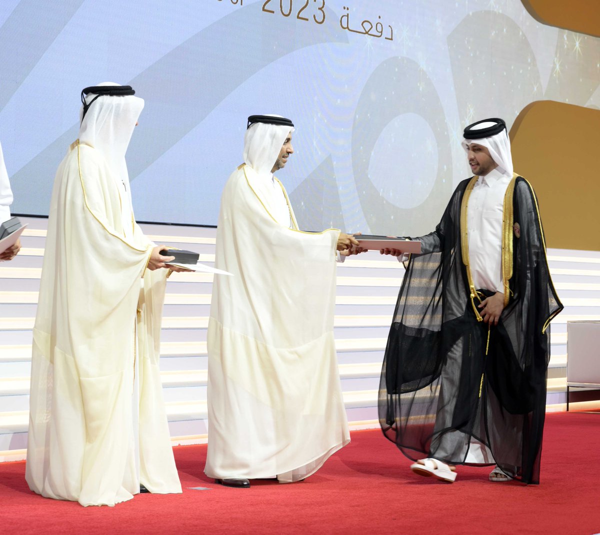 QatarUniversity's tweet photo. تم تخريج جميع خريجي الجامعة من حملة الدرجات العلمية (البكالوريوس، الدبلوم، الماجستير، والدكتوراه، والدكتور الصيدلاني)، ممن استكملوا متطلبات التخرج بنهاية الفصول الدراسية (صيف 2022، خريف 2022 - شتاء 2023 - ربيع 2023). وبلغت أعداد الخريجين البنين: 766 من إجمالي عدد خريجي هذه الدفعة البالغ عددها 3913 خريجًا وخريجة.

#حفل_تخريج_جامعة_قطر_2023
