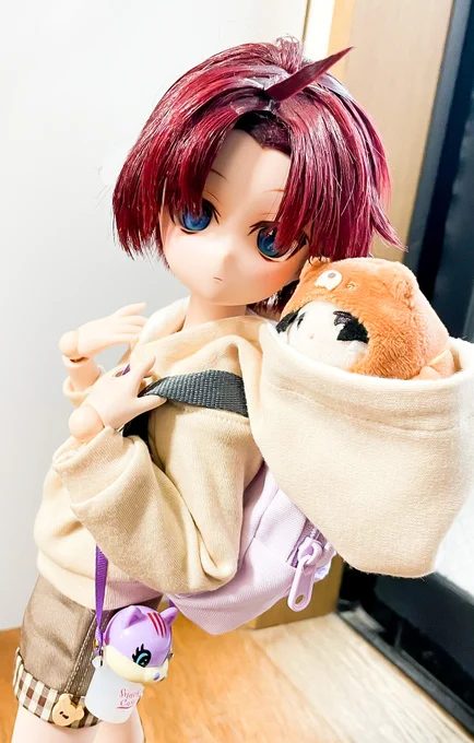 ショタ作ドールやっぱくまちゃんパーカーが可愛いからお着替え直し!リュックと水筒持ってくまたがわ君とピクニック行きたいねぇでも今日めちゃくちゃ寒かったね?5月だぜ?? #しろうさ服