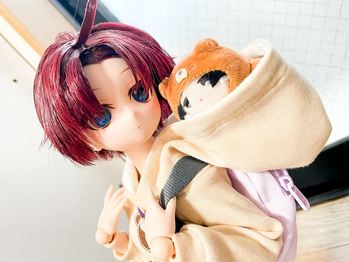 ショタ作ドールやっぱくまちゃんパーカーが可愛いからお着替え直し!リュックと水筒持ってくまたがわ君とピクニック行きたいねぇでも今日めちゃくちゃ寒かったね?5月だぜ?? #しろうさ服