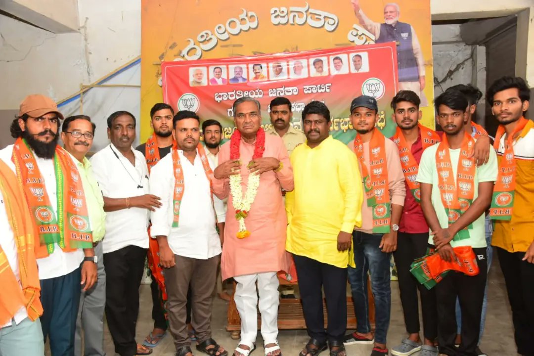 ParannaMBJP's tweet photo. ಗಂಗಾವತಿ ಬಿಜೆಪಿ ಕಛೇರಿಯಲ್ಲಿ  ನನ್ನ ಸಮ್ಮುಖದಲ್ಲಿ, ಗ್ರಾಮೀಣ ಭಾಗ ಹಾಗೂ ನಗರ ಭಾಗದ ಅನೇಕ ಕಾಂಗ್ರೆಸ್ ಹಾಗೂ ಕೆ.ಆರ್.ಪಿ.ಪಿ ಪಕ್ಷದವರು 
ಬಿಜೆಪಿ ಪಕ್ಷದ ತತ್ವ ಸಿದ್ದಾಂತ ಹಾಗೂ ಅಭಿವೃದ್ಧಿ ಕಾರ್ಯಗಳನ್ನು ಮೆಚ್ಚಿ, ಬಿಜೆಪಿ ಶ್ಯಾಲು ಹಾಕಿಕೊಳ್ಳುವ ಮೂಲಕ ಬಿಜೆಪಿ ಸೇರ್ಪಡೆಗೊಂಡರು. https://t.co/TSciBoKe1k
