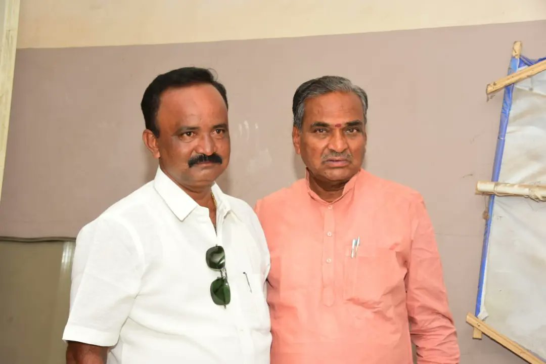 ParannaMBJP's tweet photo. ಗಂಗಾವತಿ ಬಿಜೆಪಿ ಕಛೇರಿಯಲ್ಲಿ  ನನ್ನ ಸಮ್ಮುಖದಲ್ಲಿ, ಗ್ರಾಮೀಣ ಭಾಗ ಹಾಗೂ ನಗರ ಭಾಗದ ಅನೇಕ ಕಾಂಗ್ರೆಸ್ ಹಾಗೂ ಕೆ.ಆರ್.ಪಿ.ಪಿ ಪಕ್ಷದವರು 
ಬಿಜೆಪಿ ಪಕ್ಷದ ತತ್ವ ಸಿದ್ದಾಂತ ಹಾಗೂ ಅಭಿವೃದ್ಧಿ ಕಾರ್ಯಗಳನ್ನು ಮೆಚ್ಚಿ, ಬಿಜೆಪಿ ಶ್ಯಾಲು ಹಾಕಿಕೊಳ್ಳುವ ಮೂಲಕ ಬಿಜೆಪಿ ಸೇರ್ಪಡೆಗೊಂಡರು. https://t.co/TSciBoKe1k