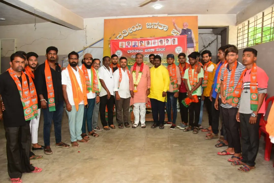 ParannaMBJP's tweet photo. ಗಂಗಾವತಿ ಬಿಜೆಪಿ ಕಛೇರಿಯಲ್ಲಿ  ನನ್ನ ಸಮ್ಮುಖದಲ್ಲಿ, ಗ್ರಾಮೀಣ ಭಾಗ ಹಾಗೂ ನಗರ ಭಾಗದ ಅನೇಕ ಕಾಂಗ್ರೆಸ್ ಹಾಗೂ ಕೆ.ಆರ್.ಪಿ.ಪಿ ಪಕ್ಷದವರು 
ಬಿಜೆಪಿ ಪಕ್ಷದ ತತ್ವ ಸಿದ್ದಾಂತ ಹಾಗೂ ಅಭಿವೃದ್ಧಿ ಕಾರ್ಯಗಳನ್ನು ಮೆಚ್ಚಿ, ಬಿಜೆಪಿ ಶ್ಯಾಲು ಹಾಕಿಕೊಳ್ಳುವ ಮೂಲಕ ಬಿಜೆಪಿ ಸೇರ್ಪಡೆಗೊಂಡರು. https://t.co/TSciBoKe1k