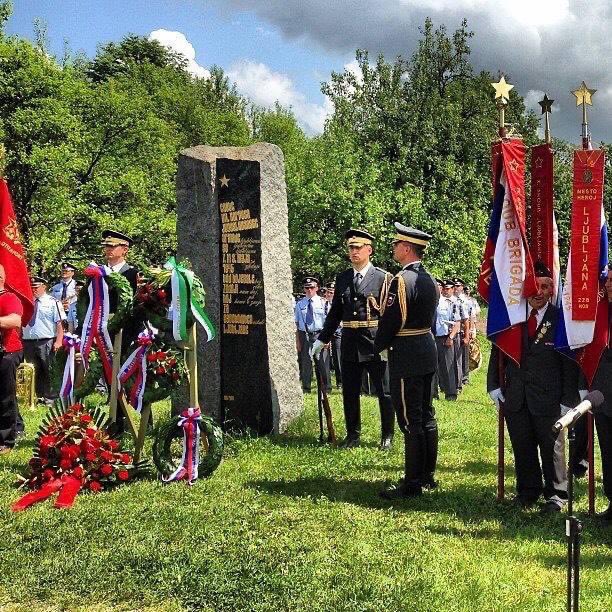 RomanJakic's tweet photo. Živel predvečer zmage nad fašizmom in nacizmom ter njihovimi domačimi kolaboranti.
Živele partizanke in partizani, ki ste osvobodili Ljubljano, Slovenijo in Evropo.
#SlavaJim #SFSN ✊ #OF #Orle #Ljubljana https://t.co/BB1hGZozEQ