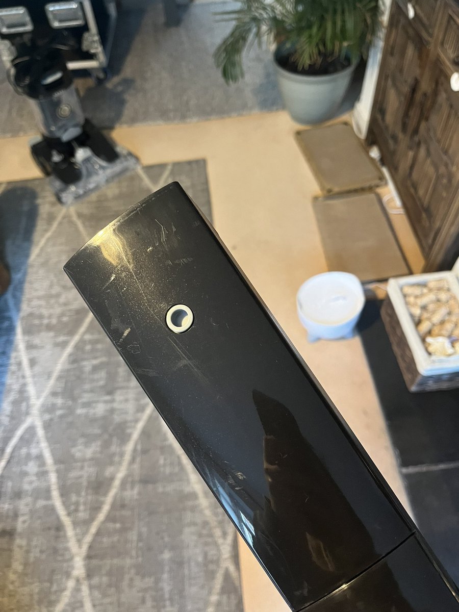 StarryBlueBoots's tweet photo. @vaxsupport is it usual for a brand new out of the box £250 product to come already scratched up? https://t.co/jUQPzAjxYi
