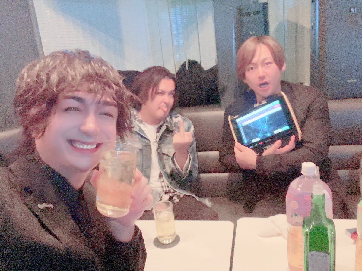 Touma5959's tweet photo. 先日GOさん、亮平さんと⭐️

楽しかったです、しゅうさんもありがとうございました♪♪

本日もロマンスでお待ちしております🍻

#ロマンス　#ホスト　#歌舞伎町　#尊敬する上司　#BAR29 https://t.co/tmH5lZFnge