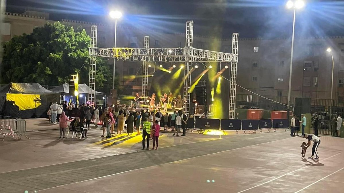 ondaceromelilla's tweet photo. @KikoyShara expresa su indignación por lo ocurrido el sábado en el concierto que ofrecieron en #Melilla. No solo no se publicitó la actuación desde @MelillaJoven, sino que el promotor cobró 60.000 euros frente a los 7.000 euros de caché del grupo.  https://t.co/svQC4Yg9RN https://t.co/zBLPRaxKxc