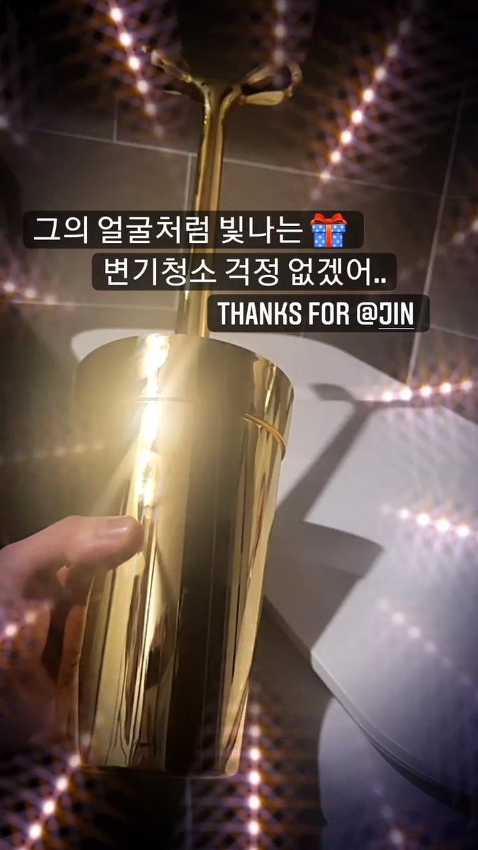 mhereonlyforbts's tweet photo. NOOO😭😭, MANG IS USING THE SAME GOLDEN TOILET CLEANER THAT SEOKJIN GAVE TO HOBI, THIS IS SO CUTE 🥺 https://t.co/zP5ii5TOs0