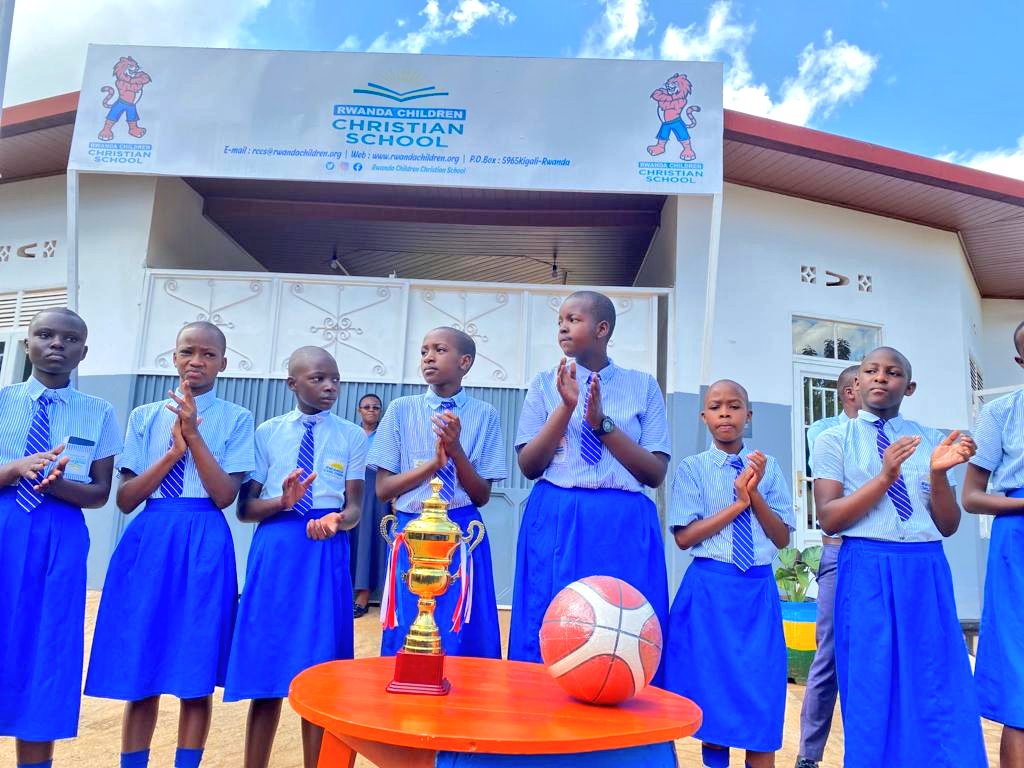 RCCS_GSF's tweet photo. Byari ibyishimo n'umunezero ku bana n'abarezi barimo kwakira #igikombe cyegukanywe n'ikipe yacu y'abakobwa ya #basketball mumarushanwa ya #AmashuriKagameCup yahuzaga ibigo by'amashuri abanza mu @BugeseraDistr @RwandaSport @SchoolSportsRW @RwandaEast @ferwabaRW @NtaramaS @GSF_RC https://t.co/75eUCXIOCO