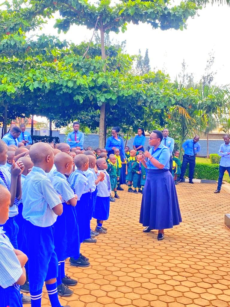 RCCS_GSF's tweet photo. Byari ibyishimo n'umunezero ku bana n'abarezi barimo kwakira #igikombe cyegukanywe n'ikipe yacu y'abakobwa ya #basketball mumarushanwa ya #AmashuriKagameCup yahuzaga ibigo by'amashuri abanza mu @BugeseraDistr @RwandaSport @SchoolSportsRW @RwandaEast @ferwabaRW @NtaramaS @GSF_RC https://t.co/75eUCXIOCO