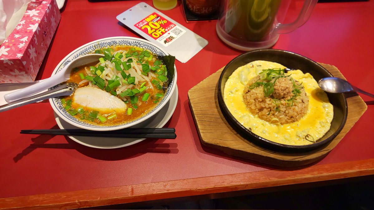 今日はお弁当忘れたので、職場から徒歩で丸源ラーメンへ 半年ぶりだが、麺が半生？ 中まで茹でられてない？ 何か残念でした💦 ソフトクリームは美味しかった😋 会社の自販機でDyDoのコーラ買って飲んだがまあまあでした ロッカー内に🐸忘れてた😅