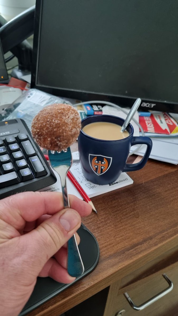 TommiHakala3's tweet photo. #munkit #tahmeus #tahmeasormifobia Tiesittehän @Jussi_Andelin ja @jarlaita , että munkit syödään kotiolosuhteissa aina haarukalla. Ja pienille rahkamunkeille on pienemmät haarukatkin sitä varten - ei enää tahmeita sormia. Toimii etenkin sulanutsokeristen hilloversioiden kanssa. https://t.co/IDmGYz3zqS