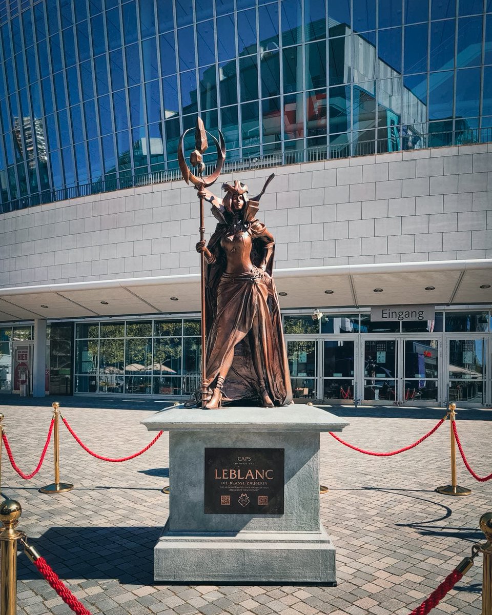 LoLGermany's tweet photo. Da ist das Ding!

Die #MSI2023 LeBlanc Statue steht von heute bis Mittwoch auf dem Mercedes Platz in Berlin, schaut vorbei und teilt eure Bilder über den #OurMSILegacy Hashtag mit uns! https://t.co/e8FcGknikJ