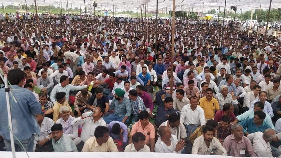 आज की महापड़ाव मे एतिहासिक भीड।
जननायक <a href="/ashokgehlot51/">Ashok Gehlot</a> जी थोड़ी संवेदनशीलता इधर भी दिखाइए 🙏🙏
#गहलोतजी_बाबू_की_सुनो 
#RAJ_UDC_GP3600