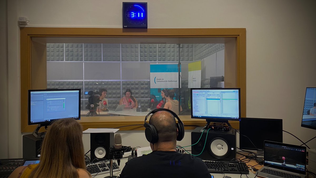 📻 Los estudiantes de la @FcomUCLM están desarrollando 6 horas de radio en directo, en celebración de la 8ª edición de ‘Un día de Radio’. 

Una programación que incluye espacios informativos, deportivos, sociales y culturales